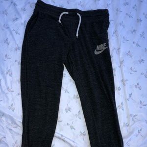 Nike sweatpants size small t-shirt material